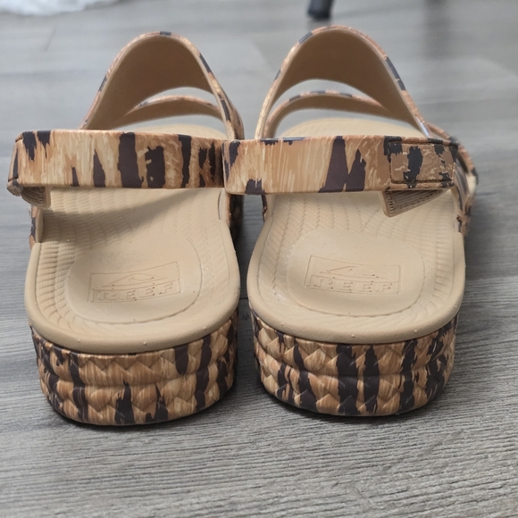 Reef Animal Print Rubber Velcro Sandals Womens Size 9 - Picture 6 of 10